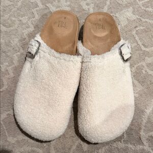 Time and Tru Cream Faux-Sherpa Slide Clogs